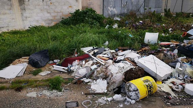 Trapani, discarica a cielo aperto nei pressi del Lungomare