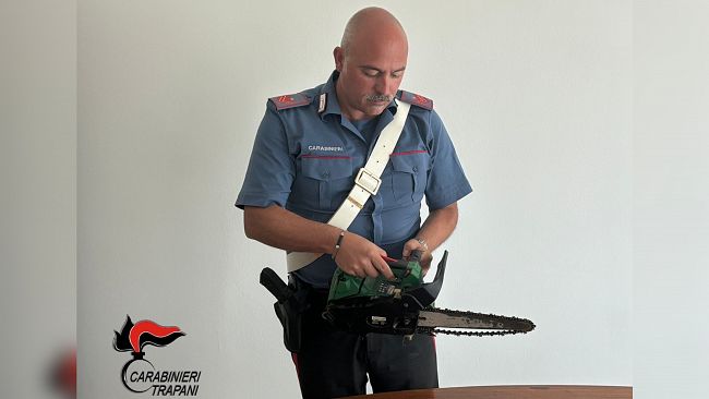Castellammare: 24enne arrestato dopo aver tentato di colpire un netturbino con una motosega