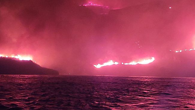 San Vito, villaggio di Calampiso in fiamme. La Guardia Costiera salva 28 persone dal fuoco