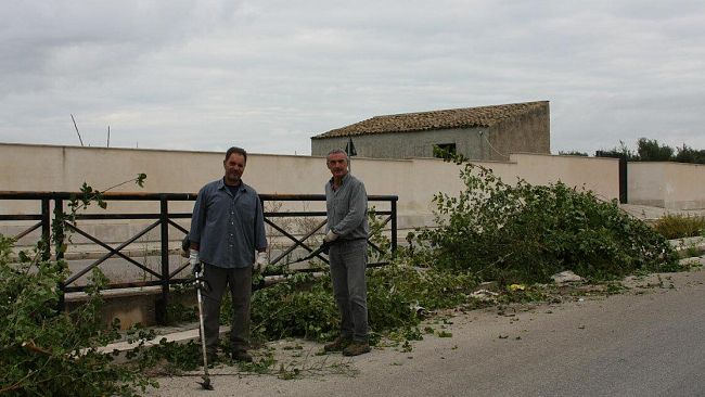 CAMPOBELLO – L’assessore Firreri al “lavoro” assieme agli operai comunali per rendere più vivibile la città