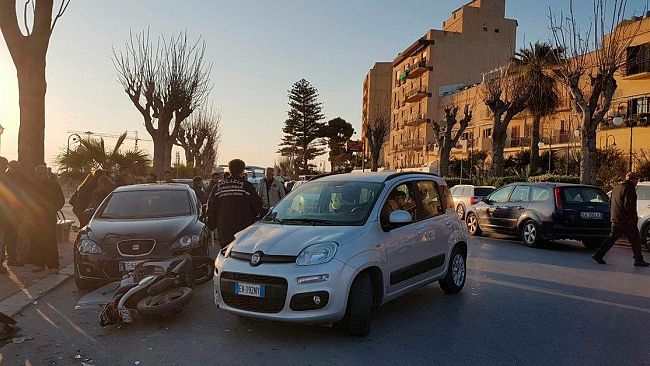 VIDEO – Mazara, incidente sul lungomare: auto fa inversione ed investe scooter. Ferite due persone