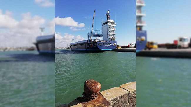 Ultime della sera: “Solo seduto sulla banchina del porto”