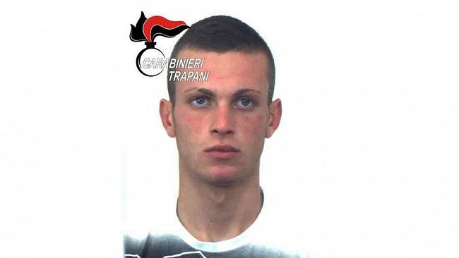 Trapani, 19enne in manette per estorsione e furto