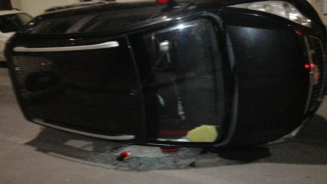Trapani, rocambolesco incidente in via Vespri: auto si ribalta