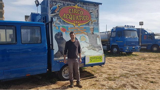 VIDEO – “Circo Acquatico” bloccato a Mazara: richiesta generi prima necessità ma nessuna risposta…