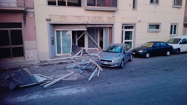 Xitta, ladri in azione. Sventrano muro della banca e portano via il bancomat