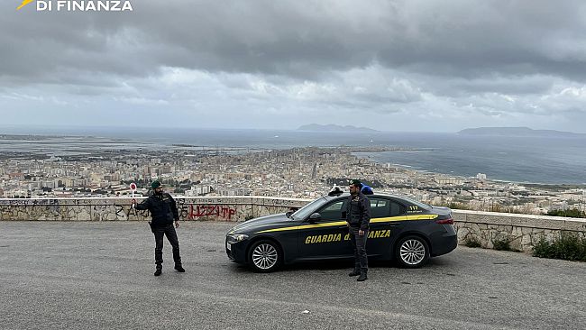 trasforma-lauto-in-un-bar-e-vende-alcol-senza-autorizzazione-scoperto-dalla-guardia-di-finanza