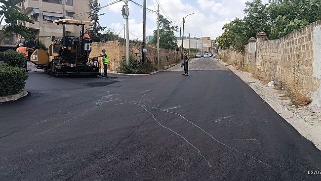 Amministrazione al lavoro per la scerbatura  e la manutenzione delle strade