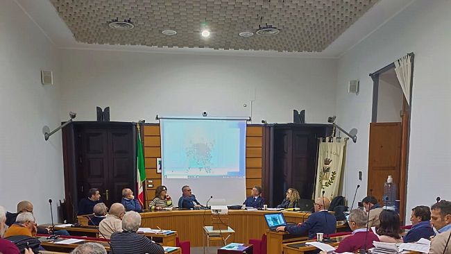 Alcamo, il Consiglio Comunale approva il Piano Impianti Pubblicitari