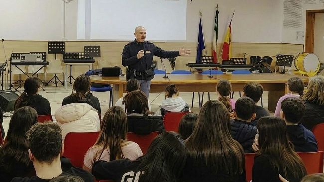 marsala-pretendiamo-legalita-la-polizia-di-stato-conclude-il-tour-nelle-scuole-marsalesi