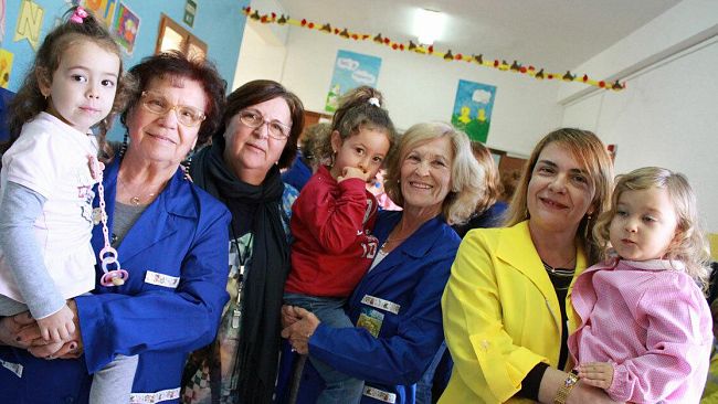 Gli anziani tornano all’asilo: grembiule per 21 nonne del centro “vivi la vita”