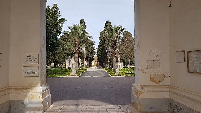 Mazara, Cimitero comunale, “La Voce”: “Vergogna! Le bare annegate…!”