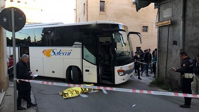 Travolta da un autobus , muore sul colpo una donna castelvetranese
