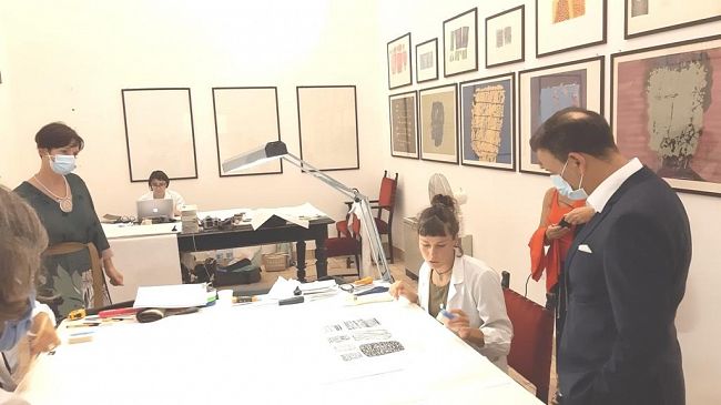 Mazara, il sindaco Quinci visita il laboratorio di restauro delle opere grafiche di Consagra
