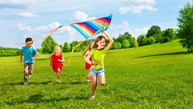 Stili di vita sedentari, troppi rapporti virtuali. Torniamo a far giocare i bambini