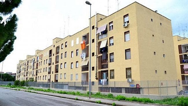 Legittimi assegnatari di una casa popolare sfrattati dagli abusivi. Un’odissea che dura da mesi