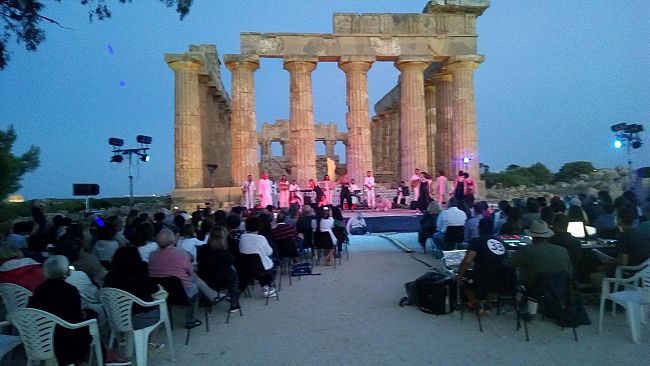 Luci e silenzi per ricordare le vittime di Genova. Debutta Sfelux il festival culturale di Bonagiuso