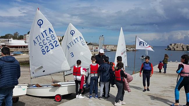 Al via Open Day con le scuole per la promozione della cultura velica e della salvaguardia dell’ambiente marino. Progetto promosso dal FLAG “Golfi di Castellammare e Carini” con l’Associazione ASD C. Contro Corrente