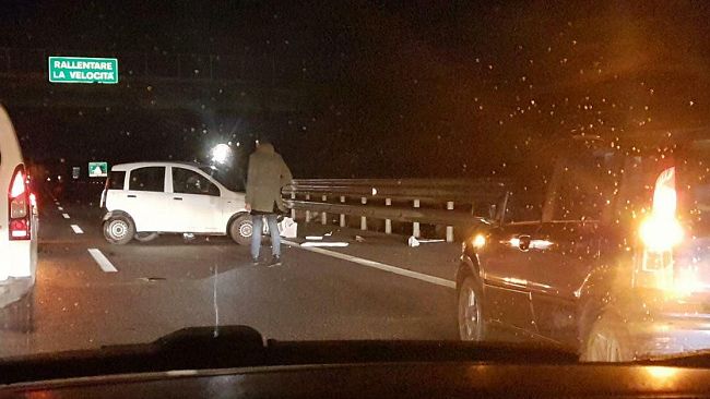 Auto contro guard-rail allo svincolo per Campobello di Mazara