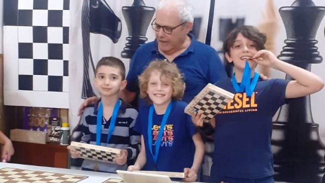 Scacco club Mazara, ​Francesco Sciacca e i fratelli Muscolino vincono il torneo di scacchi a squadre