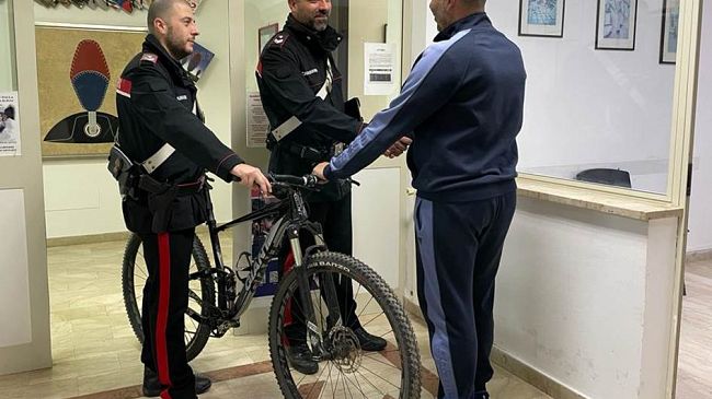 Rubano la bici e poi chiedono denaro per renderla, arrestati due stranieri