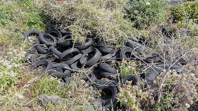 pantelleria-scoperta-discarica-abusiva-di-pneumatici-a-due-passi-dal-mare