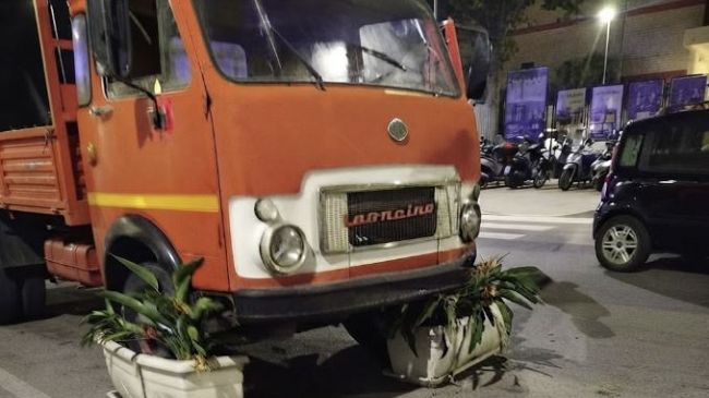 Momenti di tensione a Marsala: camioncino fuori controllo si schianta in piazza Inam
