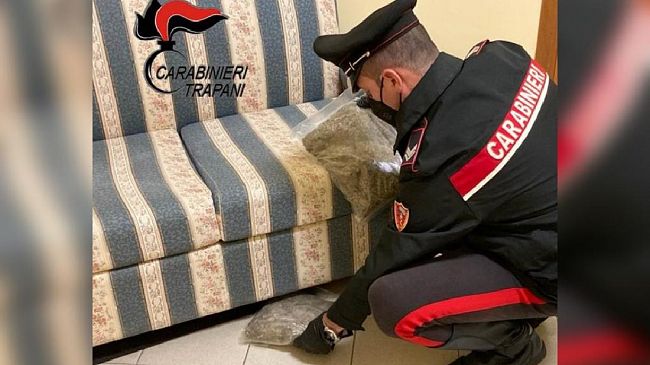 Marsala. I carabinieri lo sorprendono con 1 kg di marijuana: arrestato 23enne