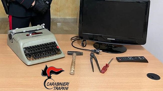 Campobello. Sorpreso a rubare nelle case di villeggiatura: arrestato