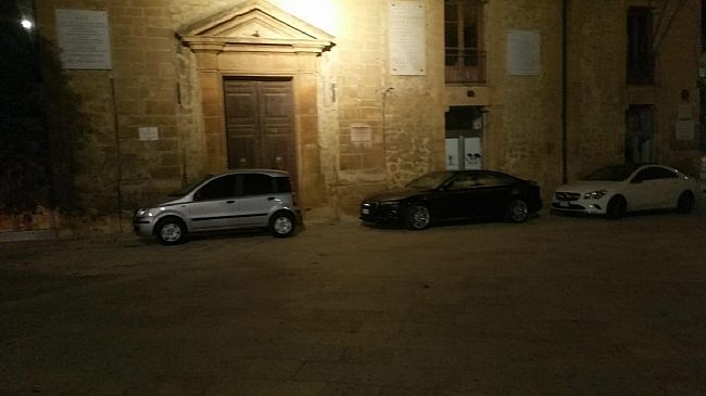 Il sistema delle Piazze diventa un parcheggio per le auto