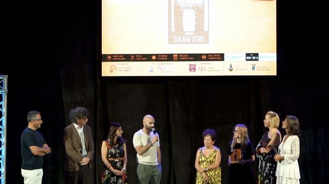 BORGATA COSTIERA FA IL PIENO: PIAZZA STRACOLMA PER FIORDALISO. EMOZIONI, MUSICA E MEMORIA CON IL PREMIO SULANA D’ORO