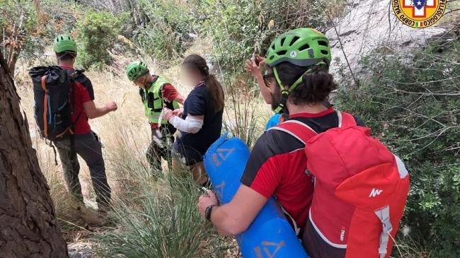 recuperata-escursionista-16enne-ferita-sul-monte-gallo