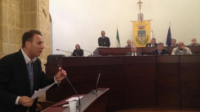 Consiglio comunale: l’opposizione critica la nuova giunta e l’assenza del sindaco Cristaldi