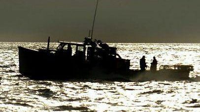 Si fa oscura la vicenda del motopesca Airone: libico rilasciato ed il mistero di due giornaliste europee sul rimorchiatore pirata