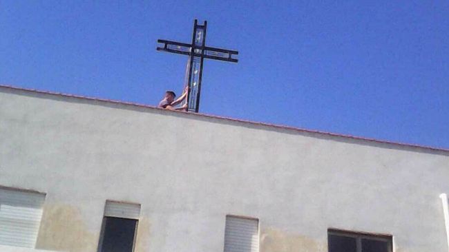 CASTELVETRANO –  Il Sindaco plaude l’iniziativa di alcuni imprenditori e fedeli di collocare una croce in ferro sull’edificio che ospita la chiesa di Triscina di Selinunte