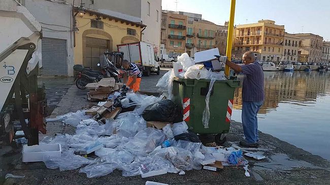 VIDEO – Mazara, l’incivilta’ di scena a piazza dello scalo. Degrado quotidiano.