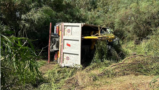 Autocarro si ribalta e finisce fuori strada sulla A29, illeso il conducente