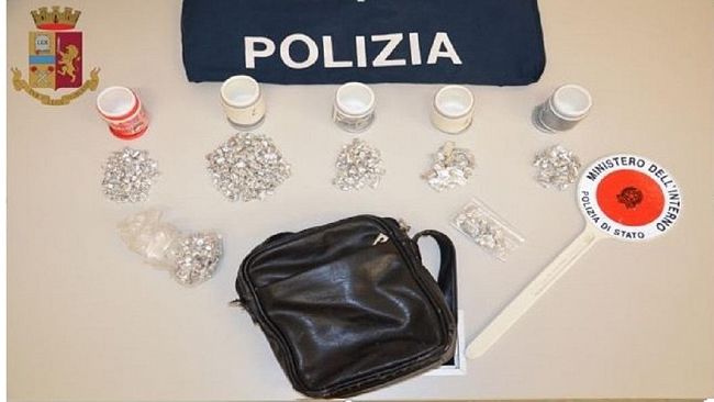 Beccato con 400 dosi di droga: pusher arrestato dalla Polizia di Stato