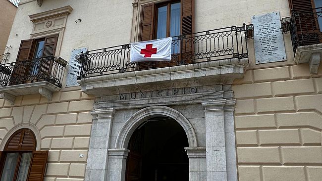 alcamo-esposta-al-comune-la-bandiera-della-croce-rossa-italiana