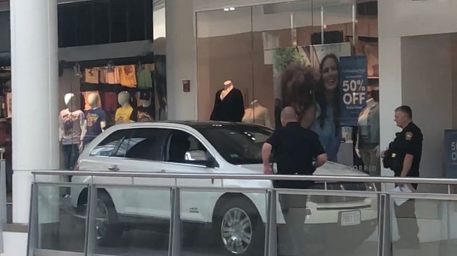 Follia al centro commerciale Belicitta! Entra con l'auto per inseguire un uomo