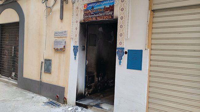 Mazara, atto incendiario all’ingresso di Casa Tunisia