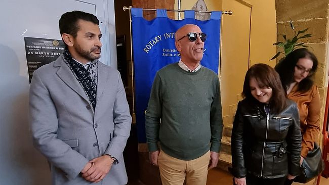 Cena al buio per raccogliere fondi per un defibrillatore 