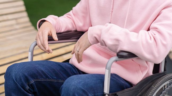 Insultava e picchiava un tetraplegico, arrestata la 37enne badante