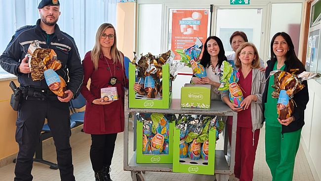 trapani-la-polizia-locale-porta-uova-e-colombe-pasquali-ai-bambini-in-ospedale