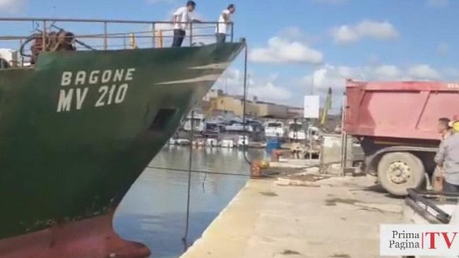 VIDEO – Pescherecci incagliati nel porto canale, disagi e pericoli