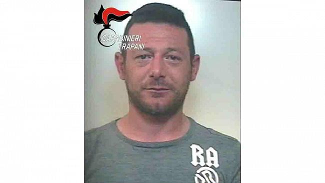 Alcamo, tenta di incendiare auto del cognato: arrestato