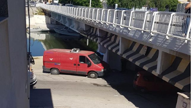 Mazara, furgone resta incastrato sotto il ponte del Mazzaro