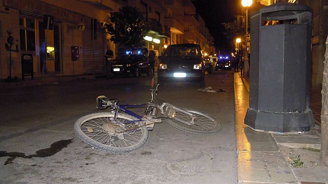 Marsala, giovane africano in bici si schianta contro auto