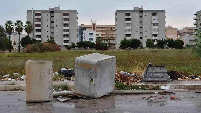 [AGGIORNAMENTO] Trapani, i furbetti del furgoncino tornano a colpire: amianto in strada in via La Grutta
