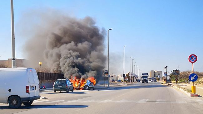 Trapani, auto in fiamme davanti l’Università